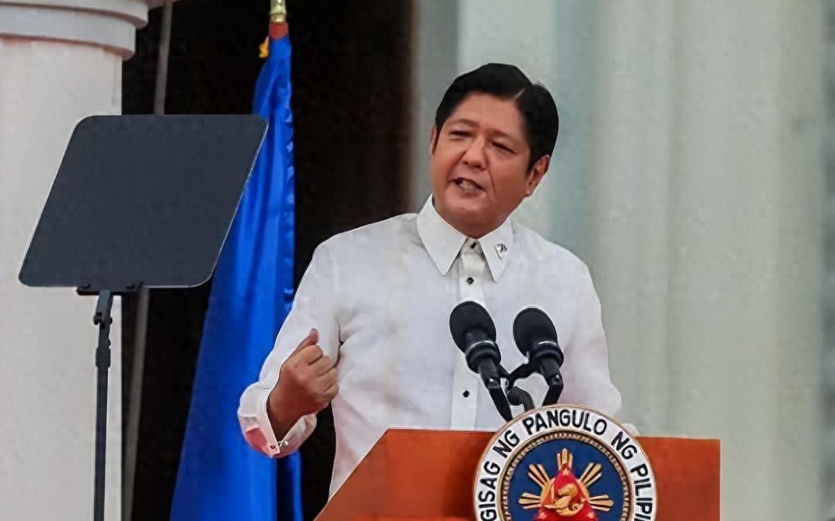 你敢信吗？就在上个月底，中国的油轮才刚刚帮菲律宾解了燃眉之急，马科斯对着镜头千恩