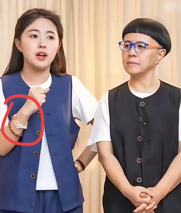 谁都比不上金龟子的女儿聪明。不是因为她拉着老妈做直播，也不是因为她嫁给了有钱