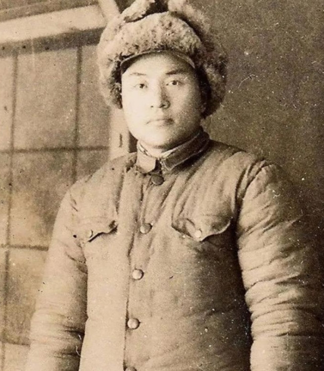 1942年，侦察股长凌少农，私下向日本人购买布料，对方说：“你看起来像军人？”凌