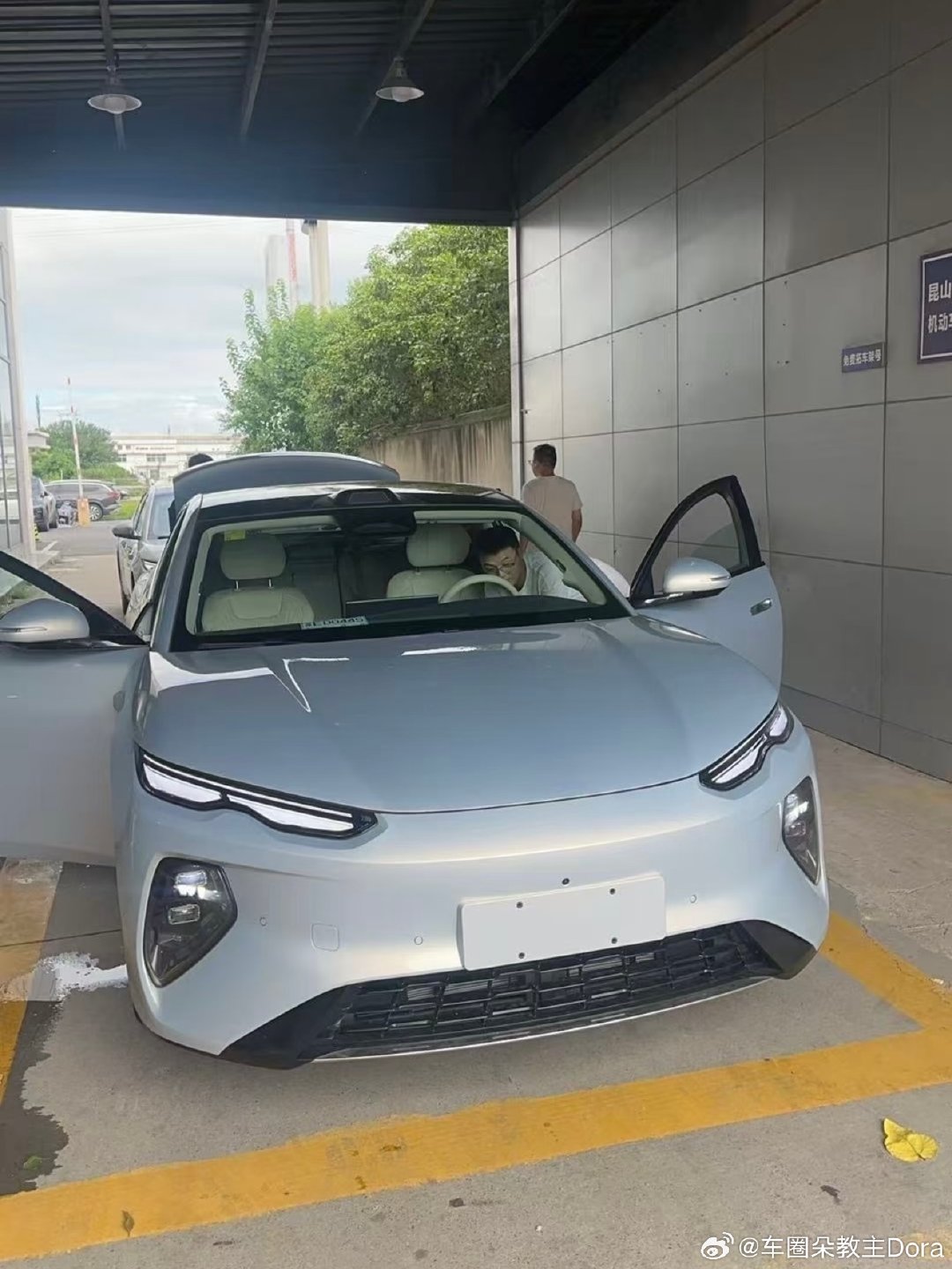不是，图1这海豹08的标呢？？不是应该和图2一样有个BYD吗？你们觉得有标好看还是没标好看？​