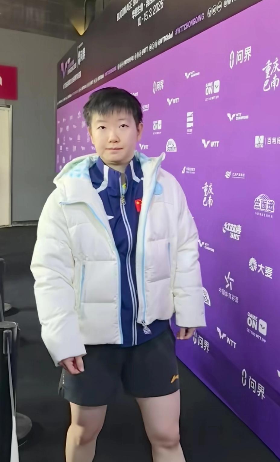 莎莎就这么迷迷糊糊地走过来，她好白好可爱呀。这上身棉袄、下身短裤，上半身冬