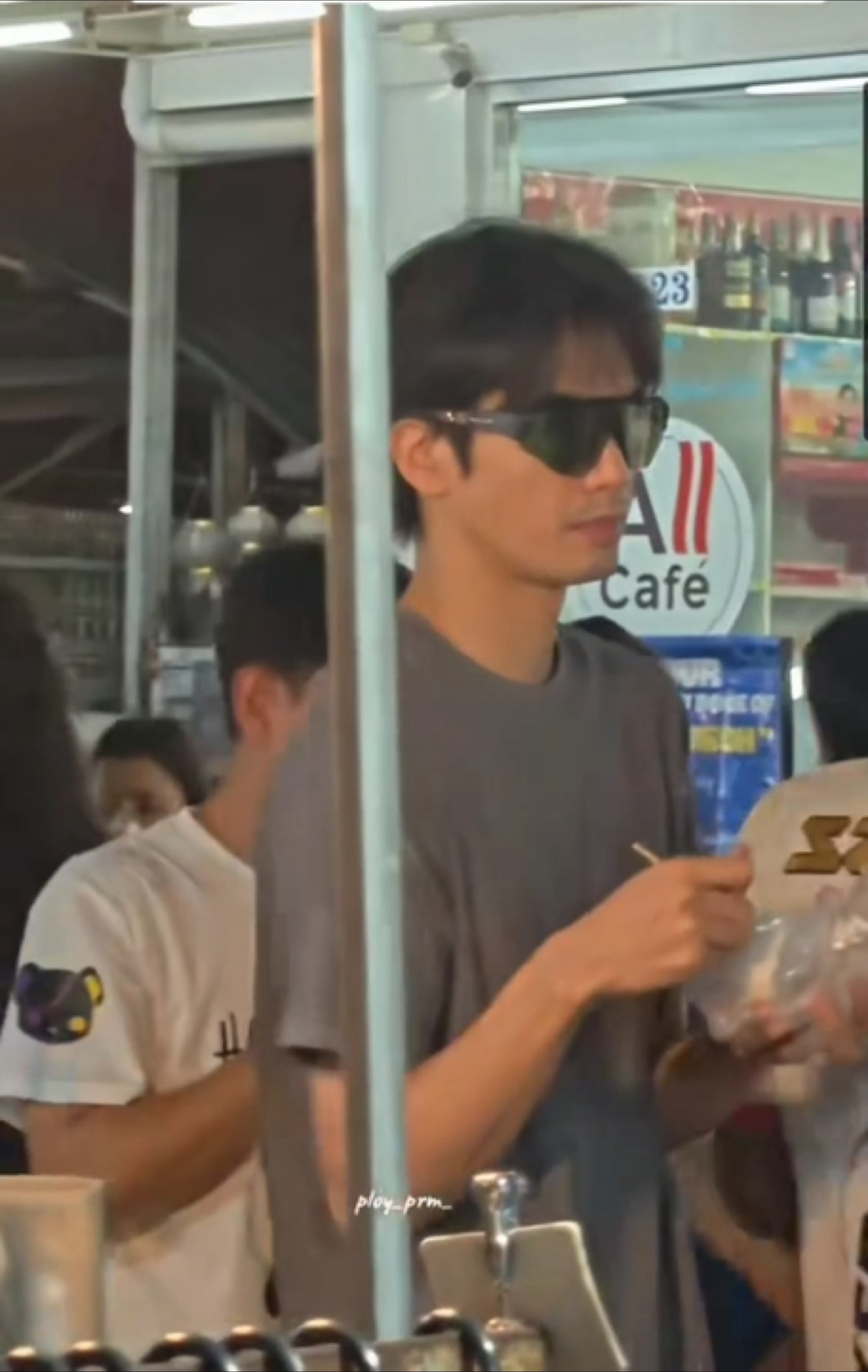 戴墨镜逛夜市的威龙哥哥一定觉得自己巧妙化身人群中了吧🫰🫰宋威龙戴墨镜逛夜市清