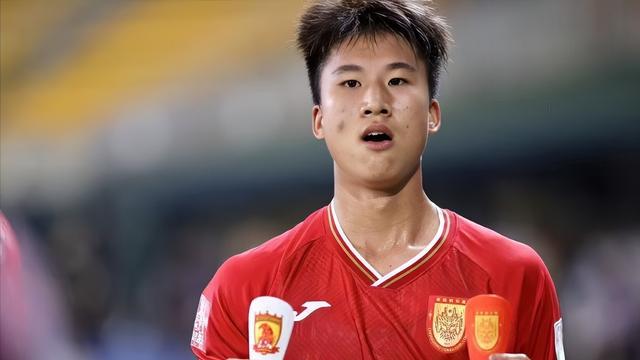 5比1狂胜!18岁新星闪耀:11分钟造3球+广州队徽护腿板让人动容