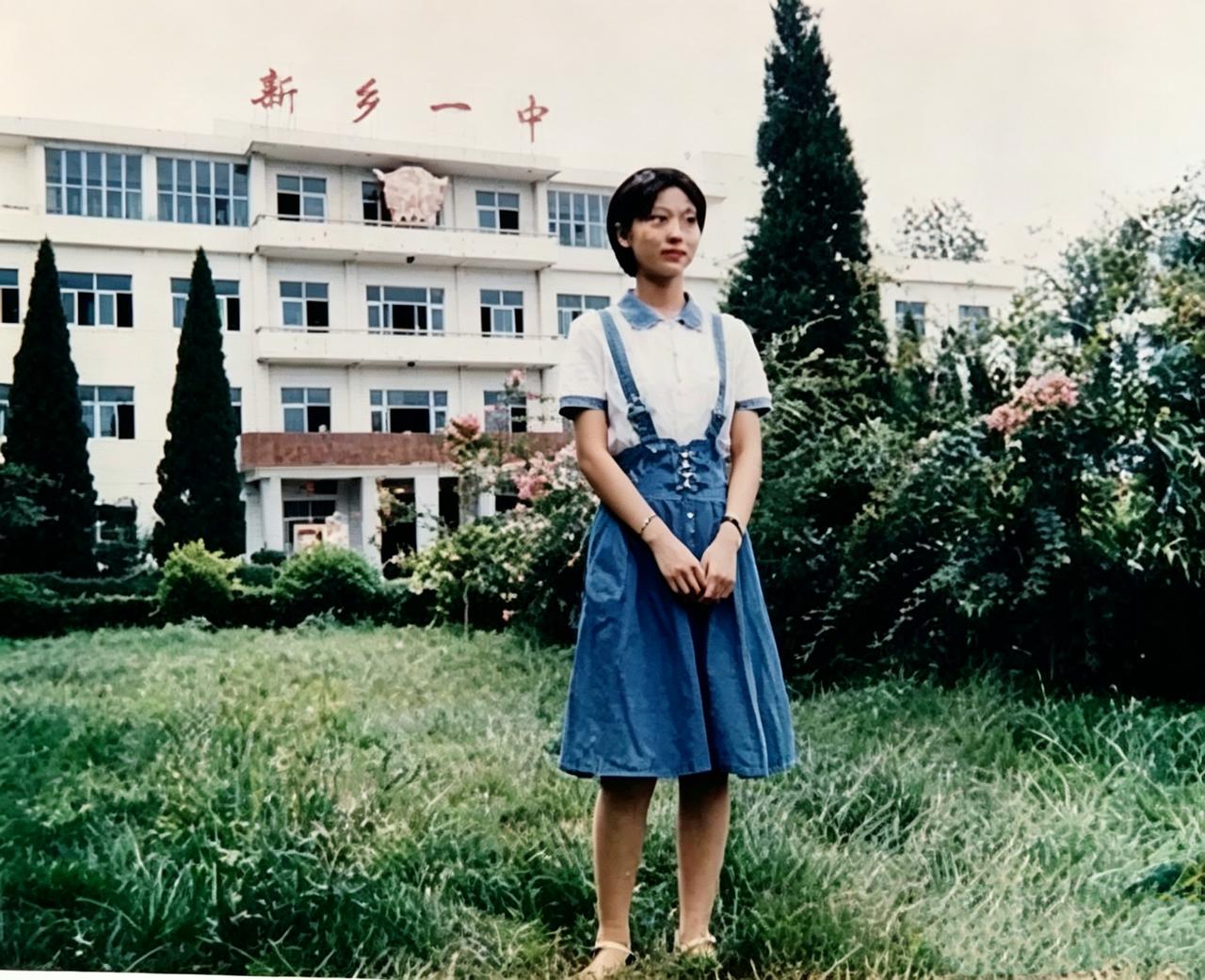 这名腼腼腆腆，身材高挑的女生在二十六年前创下高考记录，至今无人能打破。她以不到十