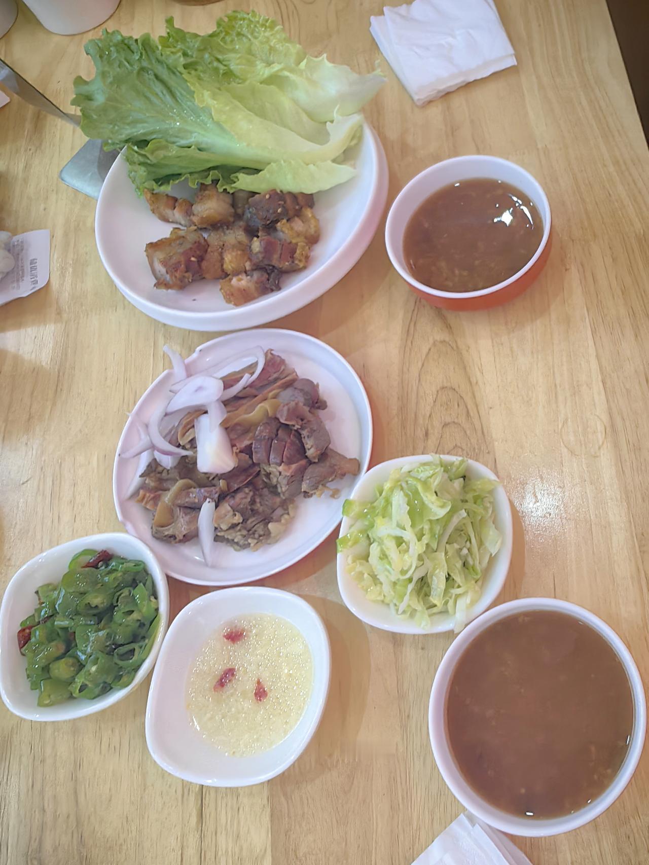 昨天中午有事情忙，回家迟，错过了做饭的时间，就去家附近的饭店吃饭。这个饭店不