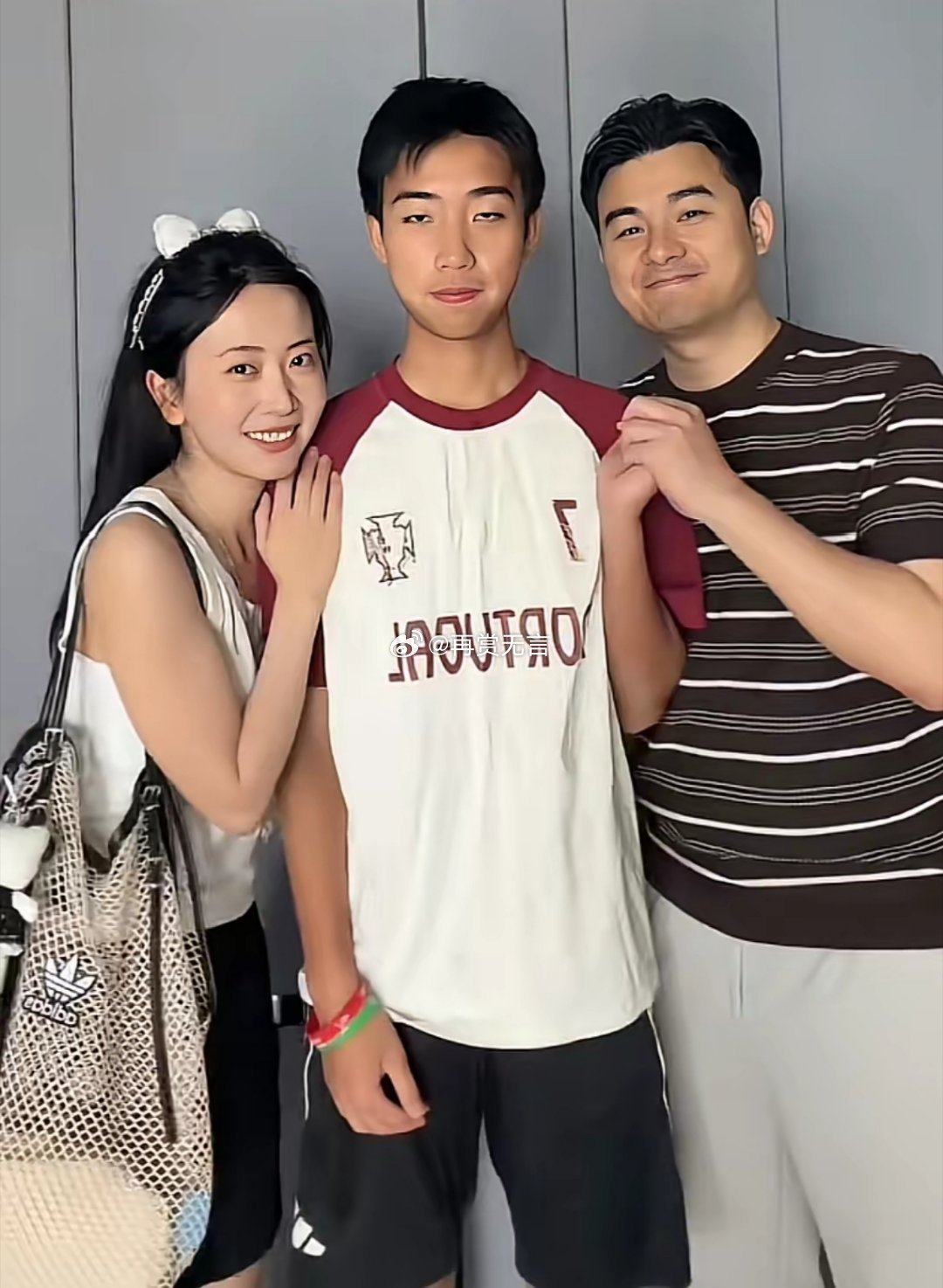 爸爸这是吃了丹药啊！孩子都长大了，他居然还是一如既往的帅气。