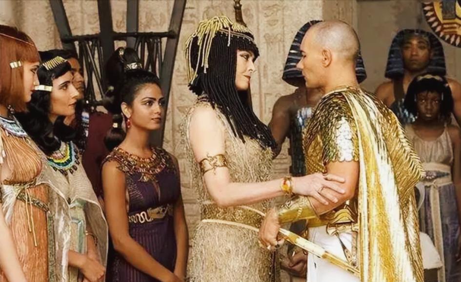 古埃及法老为什么要娶自己的女儿？现代人看着离谱，但在当时却是王室标准操作。在几