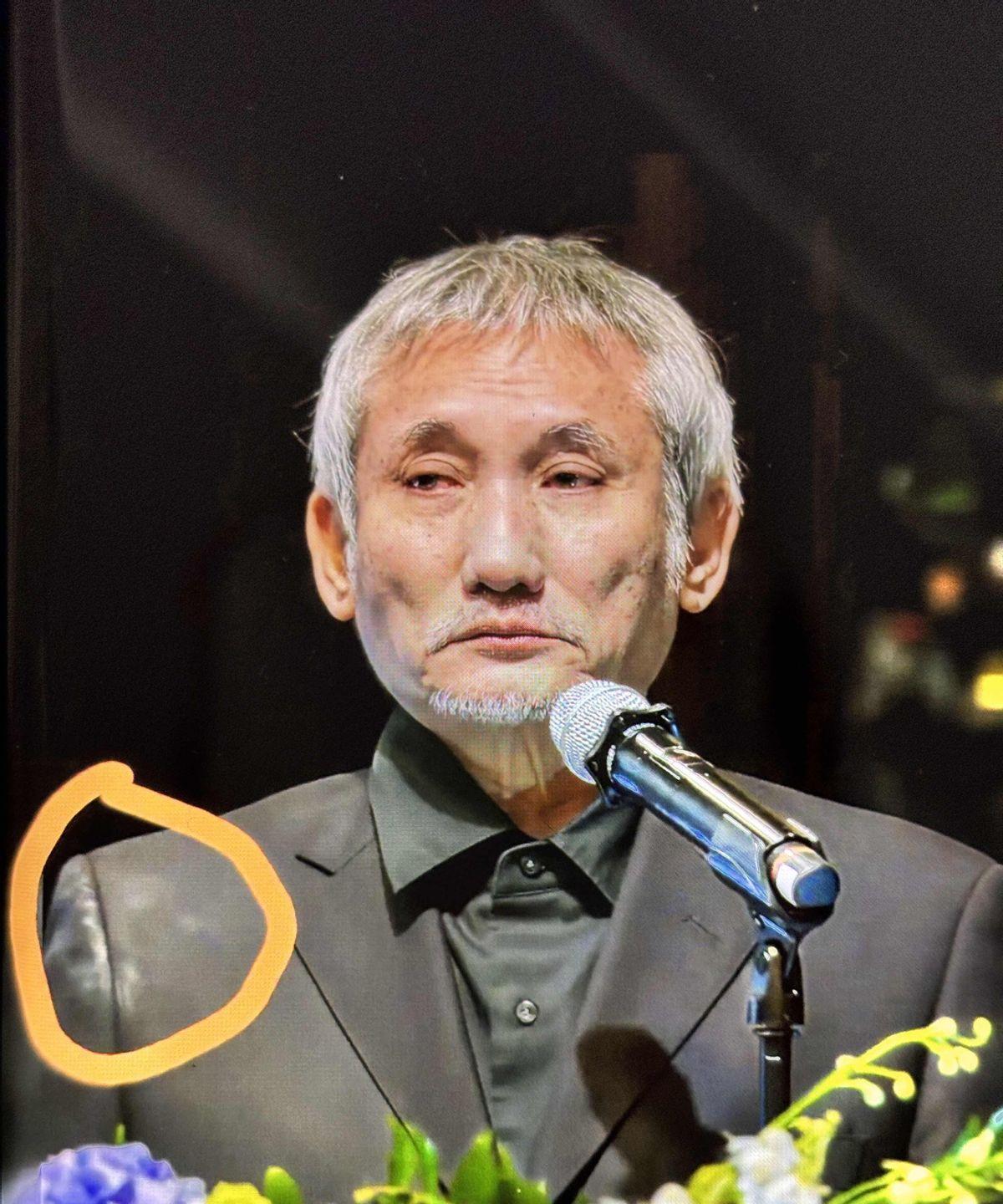 都说徐克是为情所伤，其实是合伙做买卖的核心账房没了。昨天追思会上的徐克，76岁