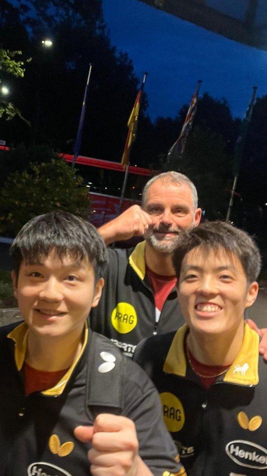 喜欢邱党发的这个视频封面，也是成功拿到了！好可爱的樊振东啊！​​​