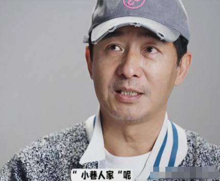 演员郭晓东说，最近这些年，我很少回老家，但每次回去，我妈都会告诉我，你去谁家看看