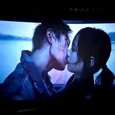 网友一边看电影一边搜网友看《狂野时代》时得搜解说，电影上线差评多，虽预售