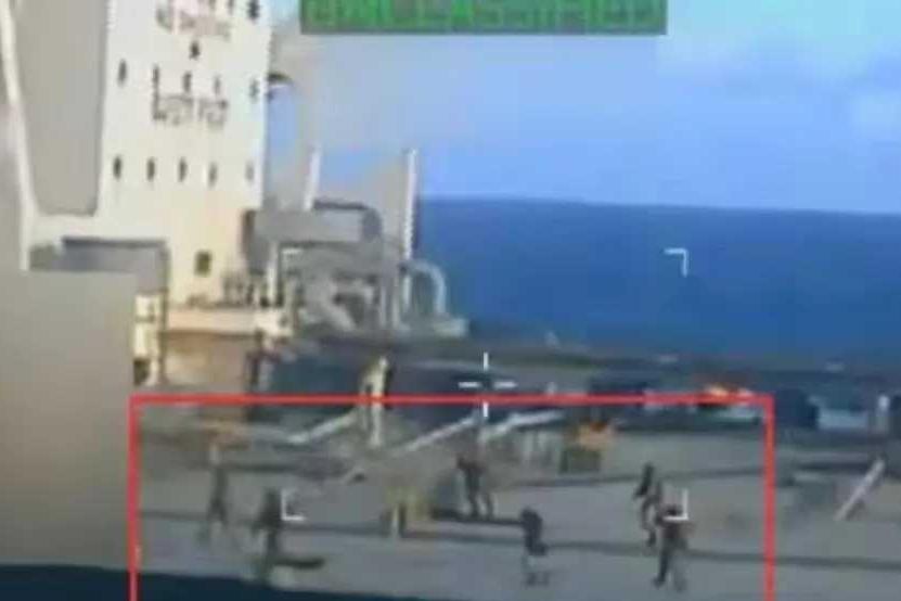 美军公海硬抢中国11亿原油，180万桶货被截，特朗普要干什么？当地时间12