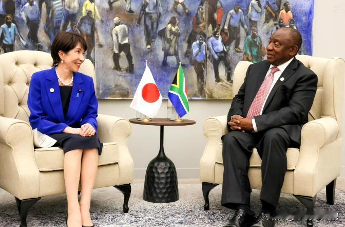 这是南非总统拉马福萨和日本的高市会面的画面，大家都知道拉马福萨总统通常都是以笑容