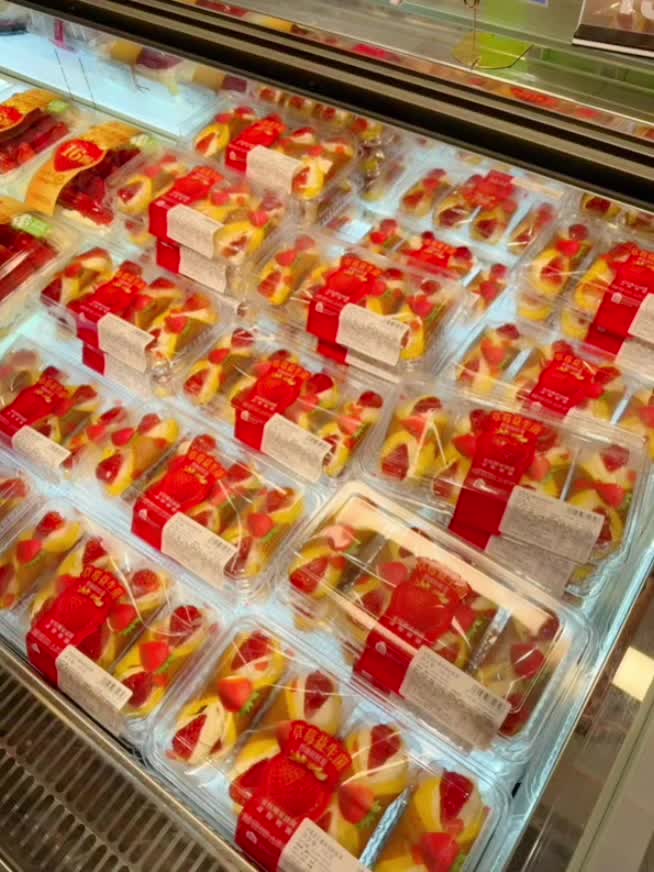 我想要一个草莓蛋糕，就是盒马他们家这个！