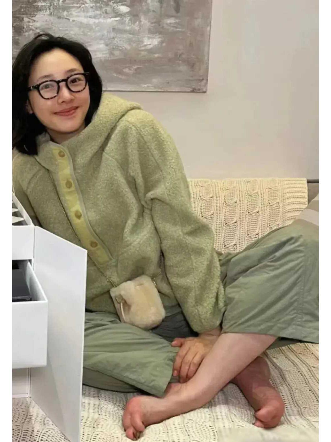 白百何素颜肤色白百何照片一直都很真实，有些时候看着就像是普通打工人一样，姐从来不