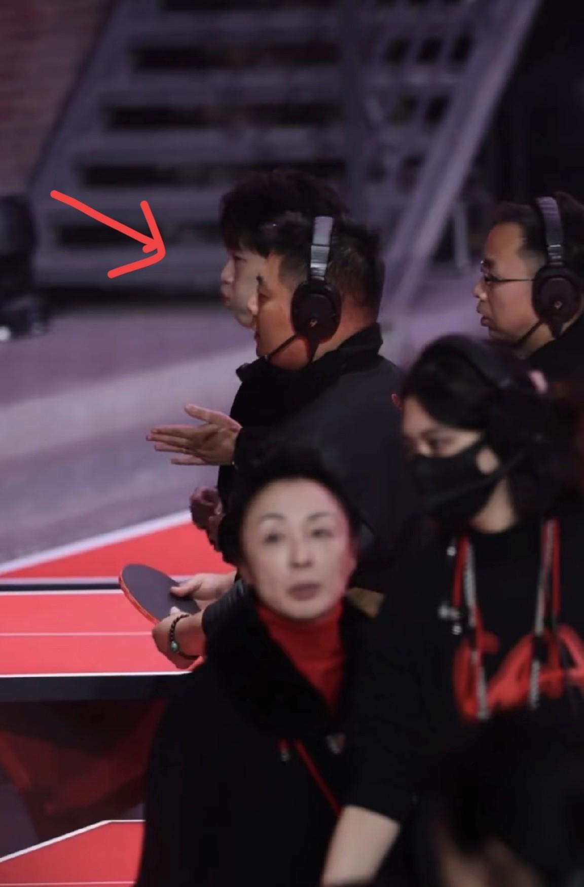 这场活动让大头倍感压力，活动一结束，他立马做了这个姿势，长长的泄了一口气，