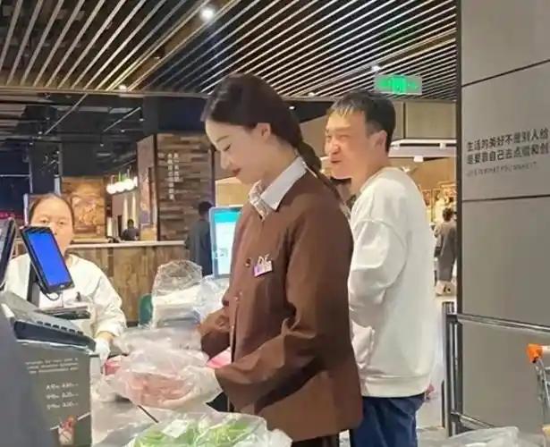 2月25日大年初九，河北一女士专程前往河南许昌胖东来“极速扫货”，1小时内消费近