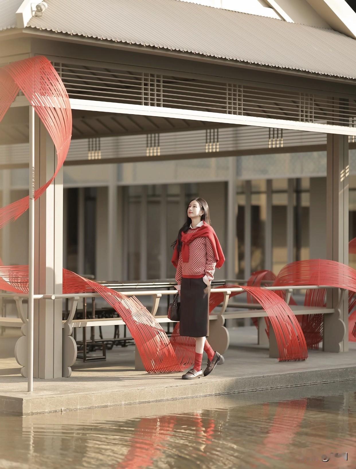 在我看来，女人味是一种综合气质。它可以是书香满怀，在阅读中沉淀内涵；能很好地控制