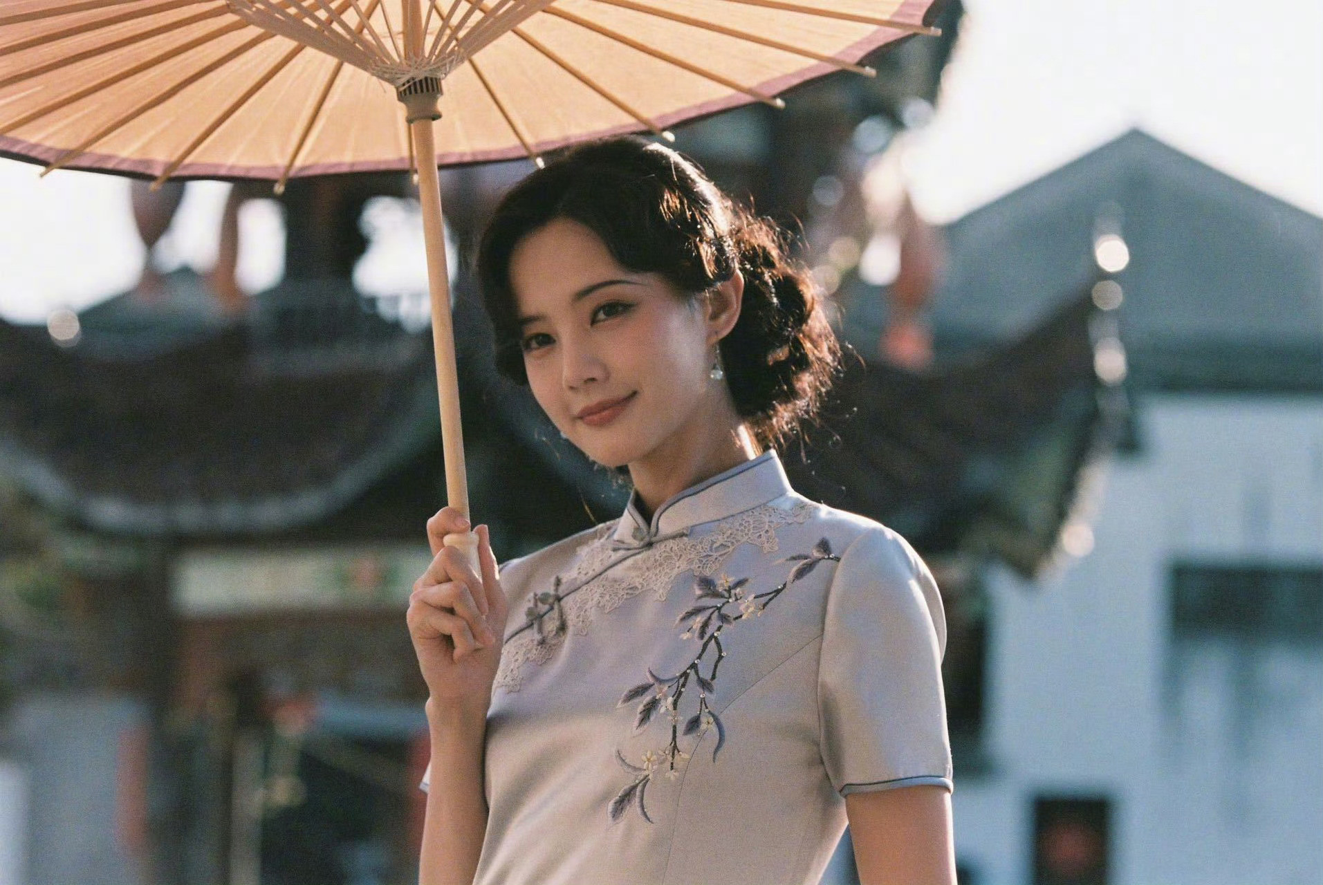 李一桐穿旗袍好像江南美人啊！​​​