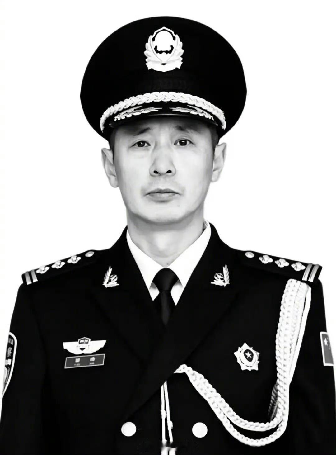 【痛心！这是五旬交警被鲜血染红的警服】7月18日凌晨5时许，四川宜宾交警田浩在处
