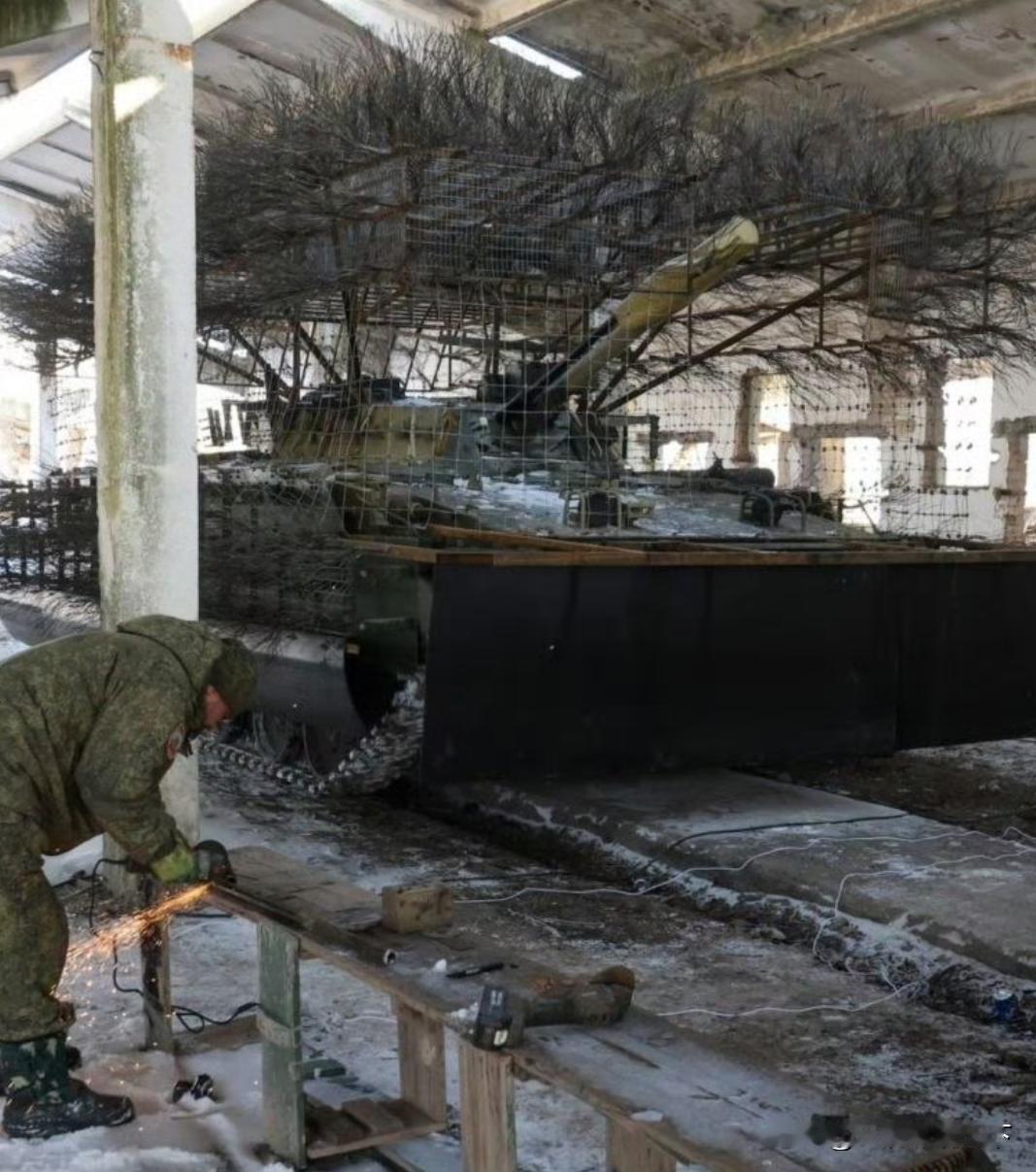 俄军装甲车魔改越来越魔幻，把一辆BMP-3步战车改成了非主流，像爆炸头一样！