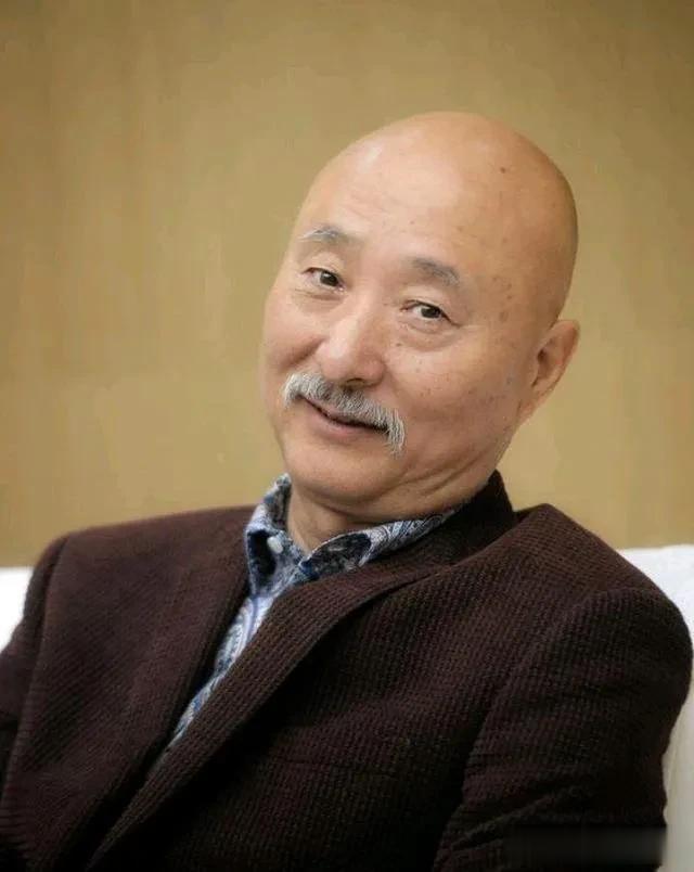 有一次，陈佩斯去朱时茂家里做客，吃了晚饭后，他还不打算离开，没办法朱时茂又给他准