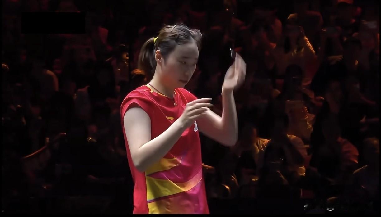 一莎:你要弄发夹，要不要个暂停呗！本来可以体面的叫个暂停，非要莎姐抽她完再叫[捂