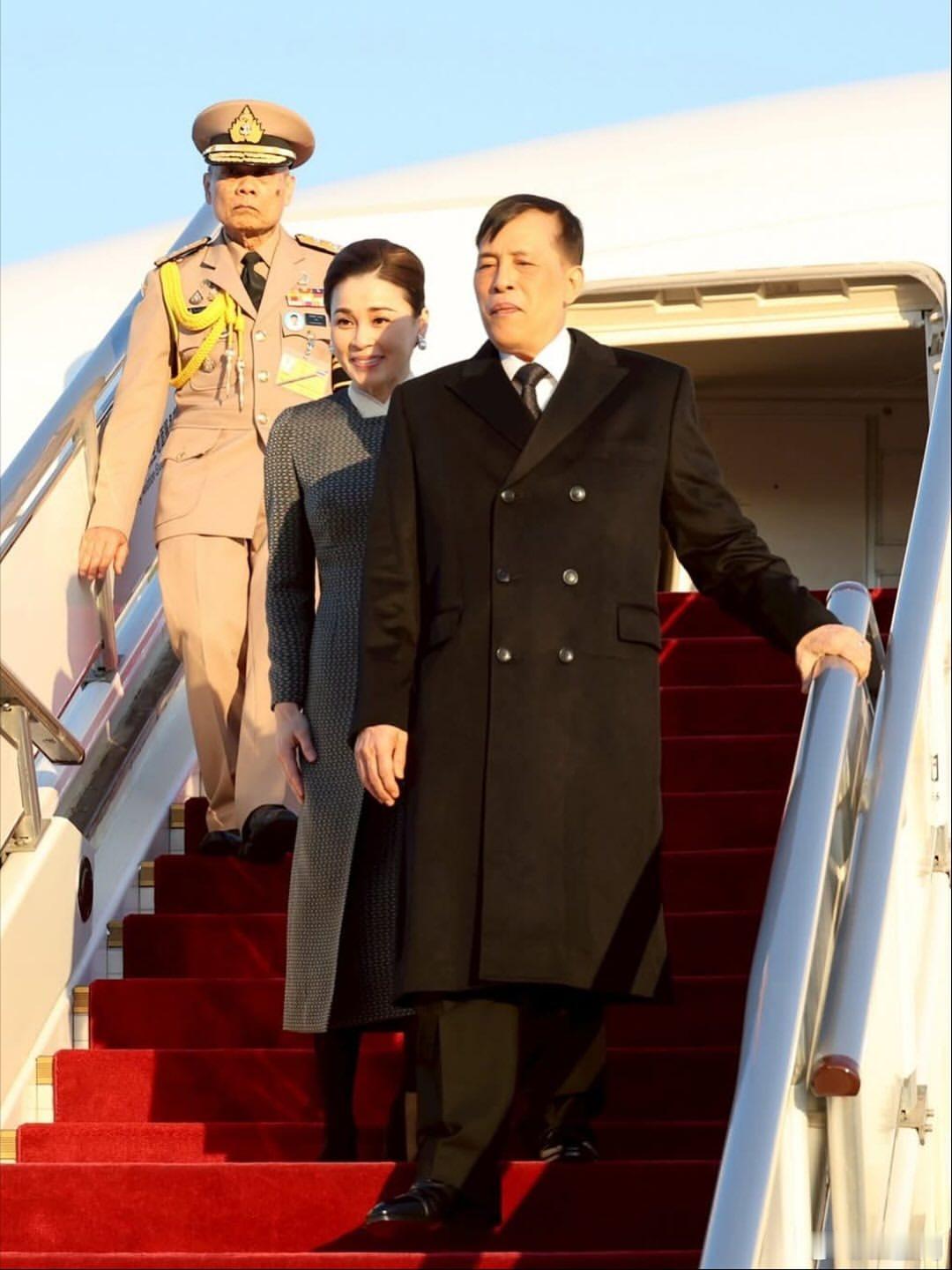 🇹🇭11月13日，哇集拉隆功国王和苏提达王后抵达北京的高清晰照片。