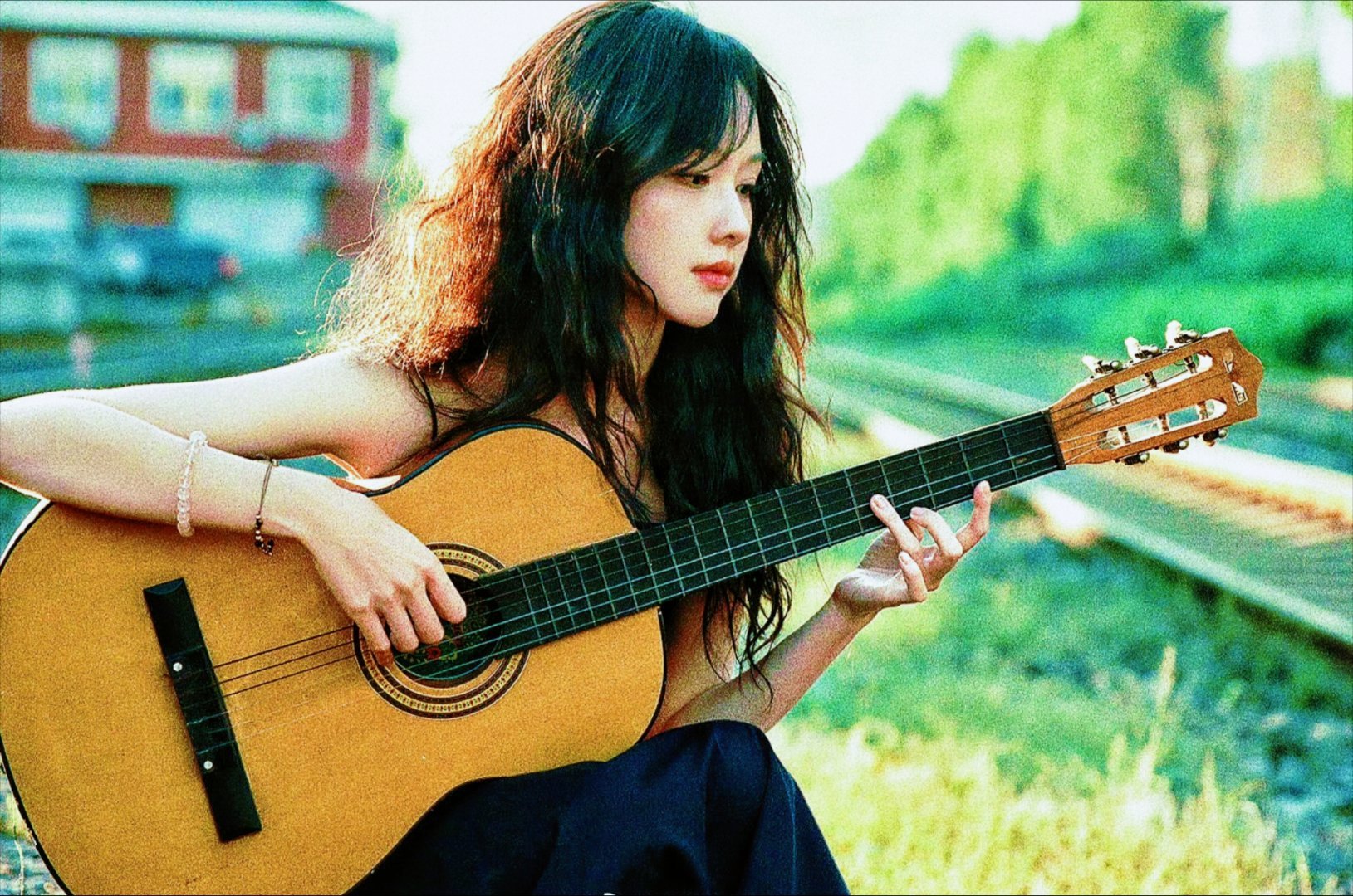 如果有一把吉他，能弹出心里话🎸#陈都灵文艺吉他照#​