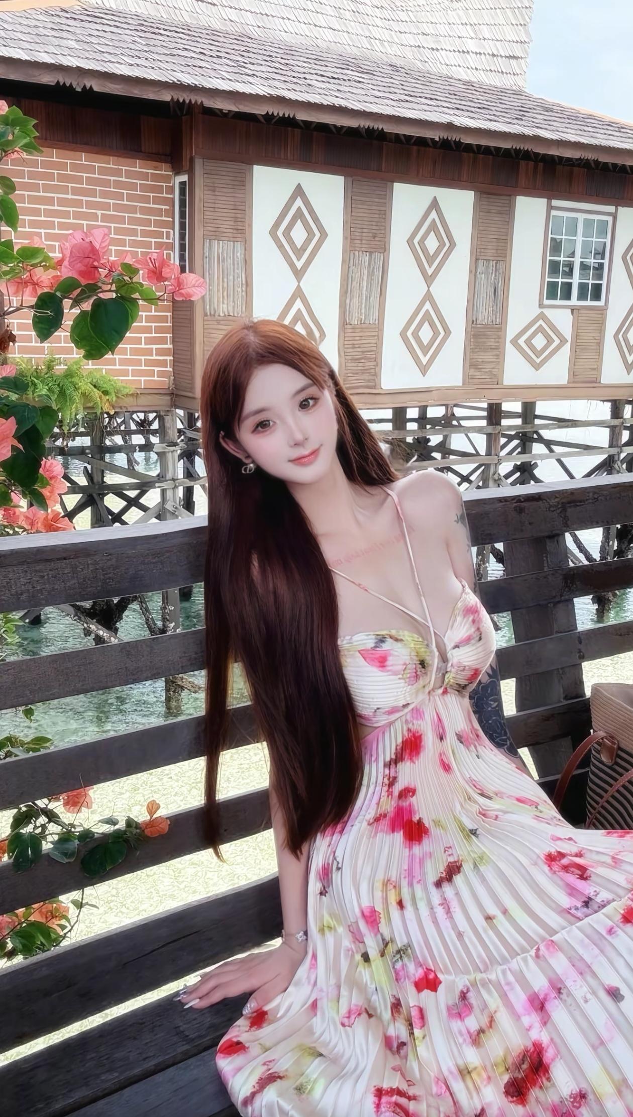 夏日浪漫风情，花裙少女倚栏赏景