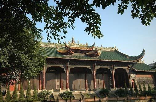 1966年，29岁的女学生领袖谭厚兰带领一群学生闯进曲阜孔庙，对这里的文物进行了