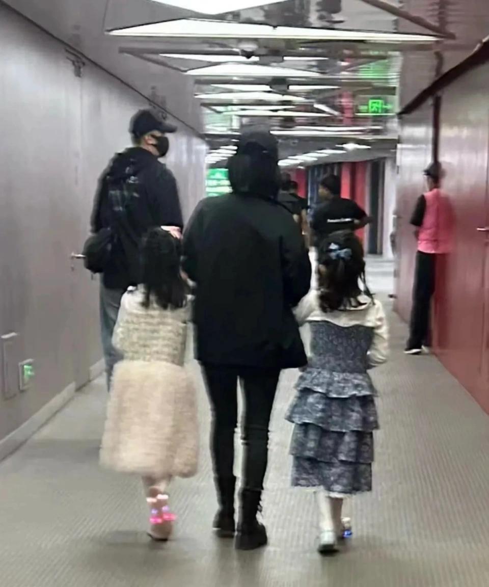 谢娜携双胞胎女儿现身张杰演唱会，母女背影尽显温馨近日，张杰在鸟巢举办的演唱会现