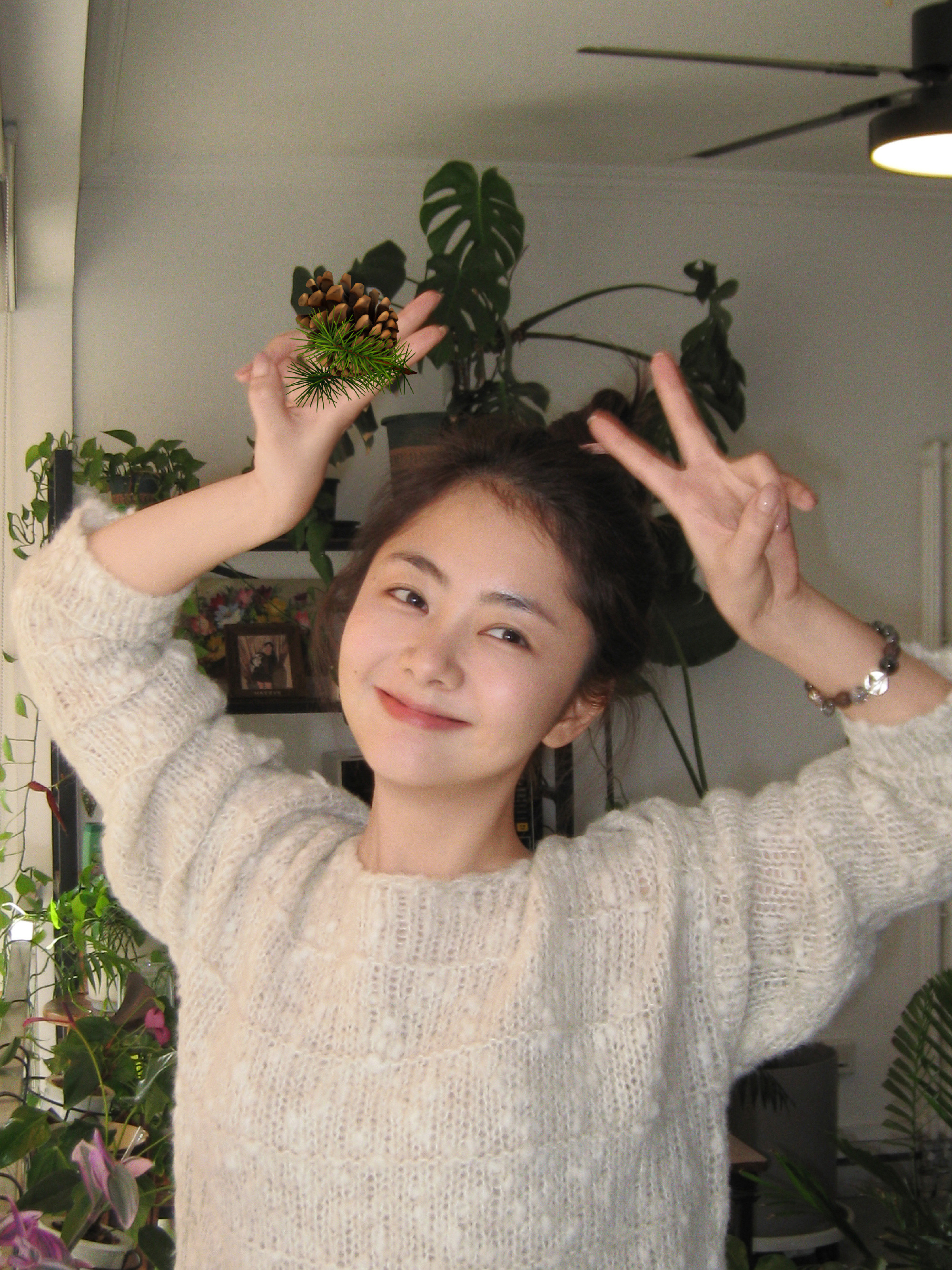 1.谭松韵目前重心还是在影视工作上，下一部剧接触的是年代剧《启燃》。2.侯明昊m