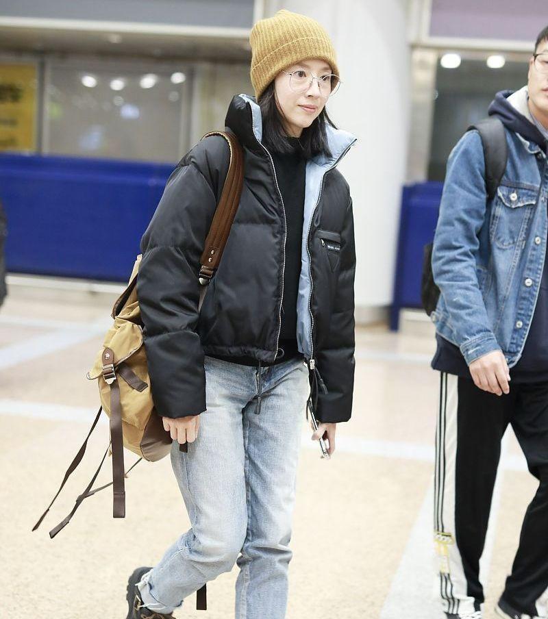 停止用长款羽绒服绑架你的身高。看董洁在米兰的把戏。拉链严严实实拉到顶，蓬松的