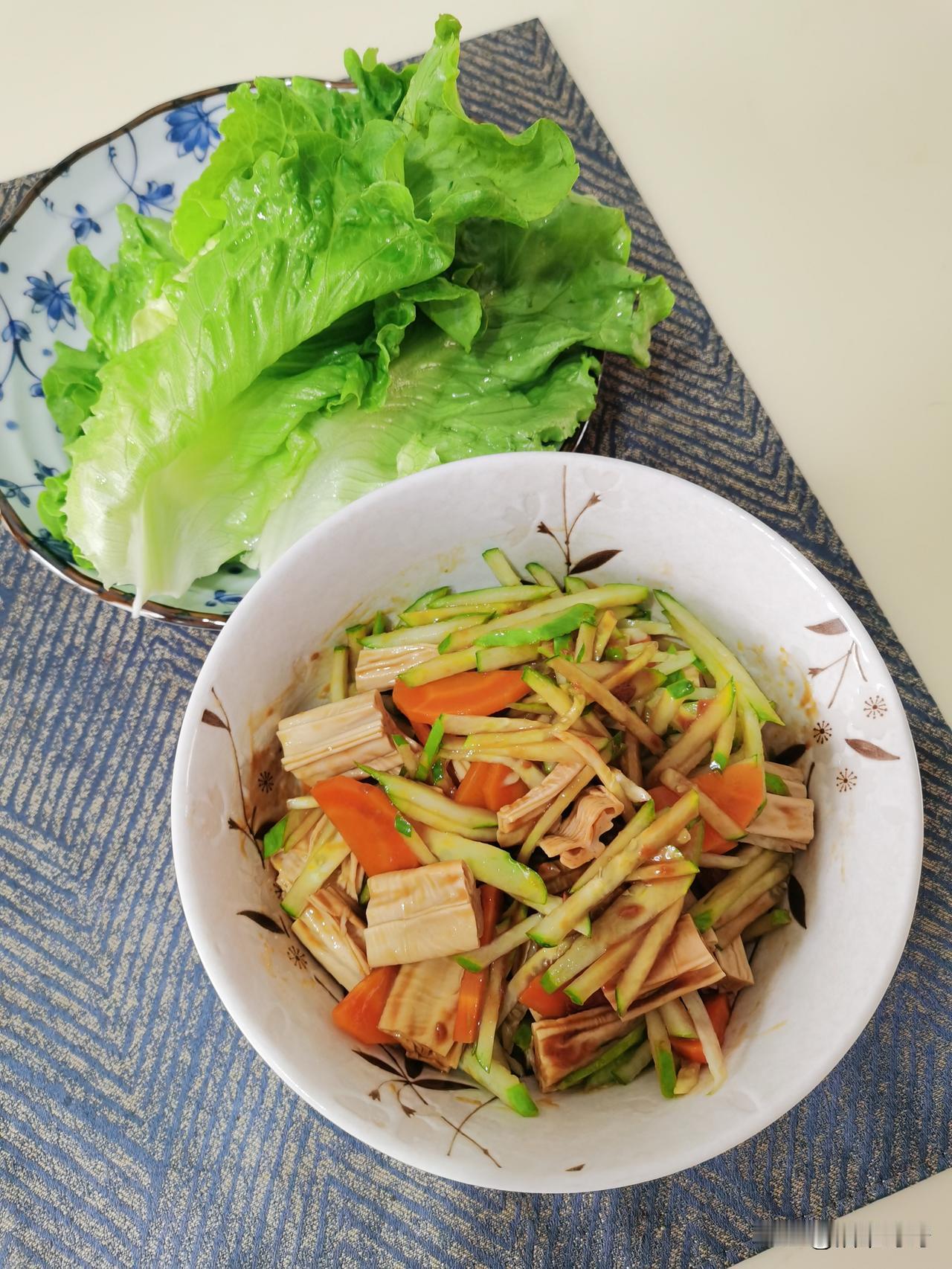 公司聚餐，领导让大家随便点菜。同事大手一挥：“那我就不客气了，来份小龙虾。”