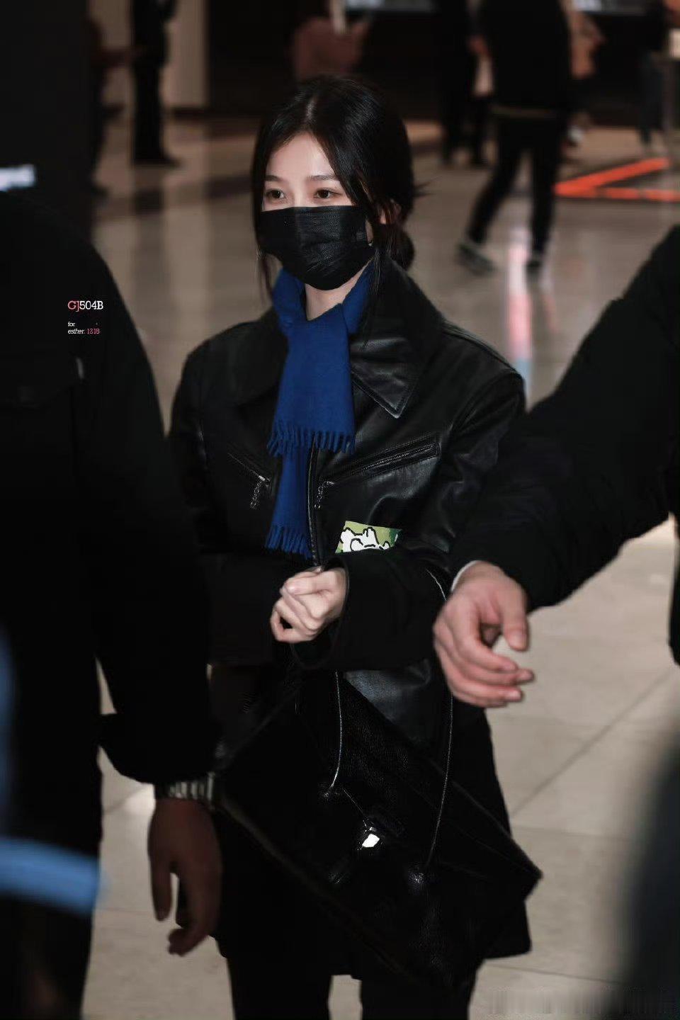 虞书欣出发韩国路透🈶这个欣欣子穿的这么厚哇注意保暖姐姐​​​