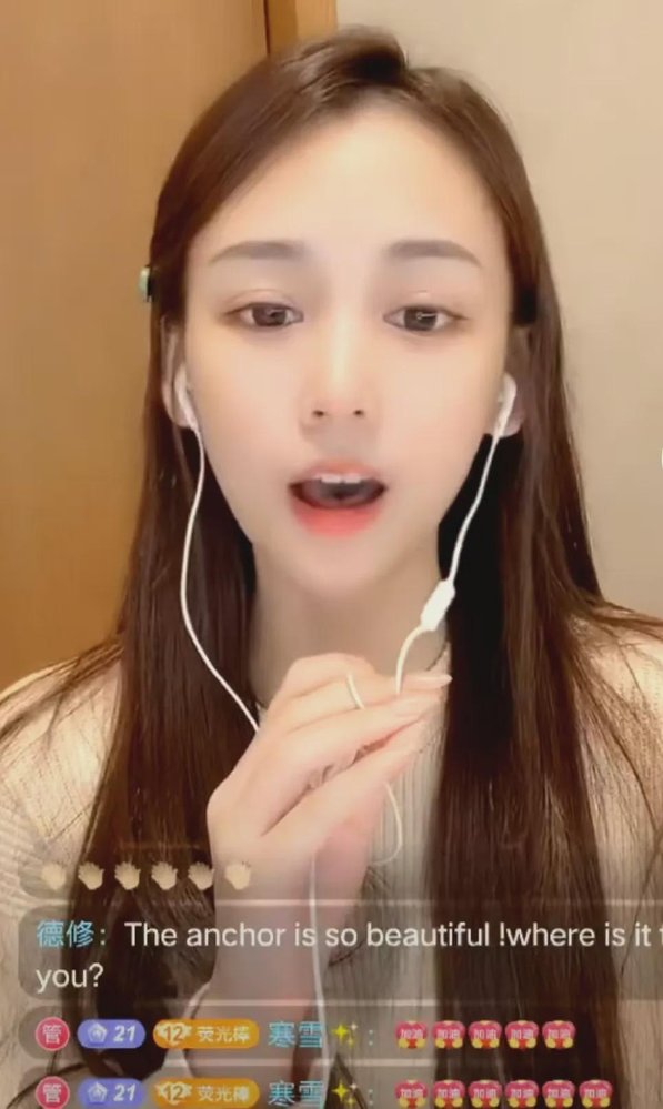 抖音女主播魏莹涉嫌诈骗2500万案，至今未宣判，却扯出另一桩事。辩护人称，报案人邢某为立案，两年里在