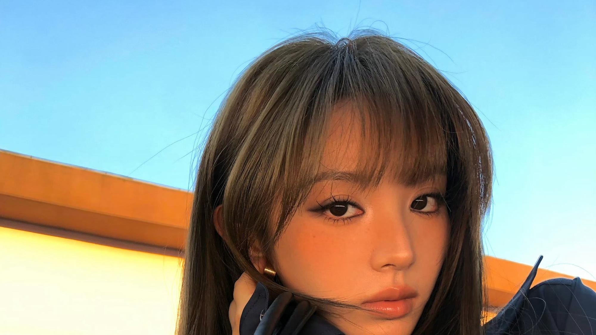 田曦薇黑衣齐刘海一出来, 好多人愣了: 甜妹居然能这么飒