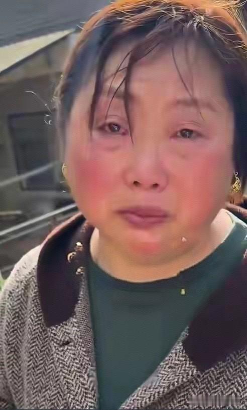 人民日报发声了为戴金耳环的女村支书正名村民们也为她的采访视频转发点赞正如向