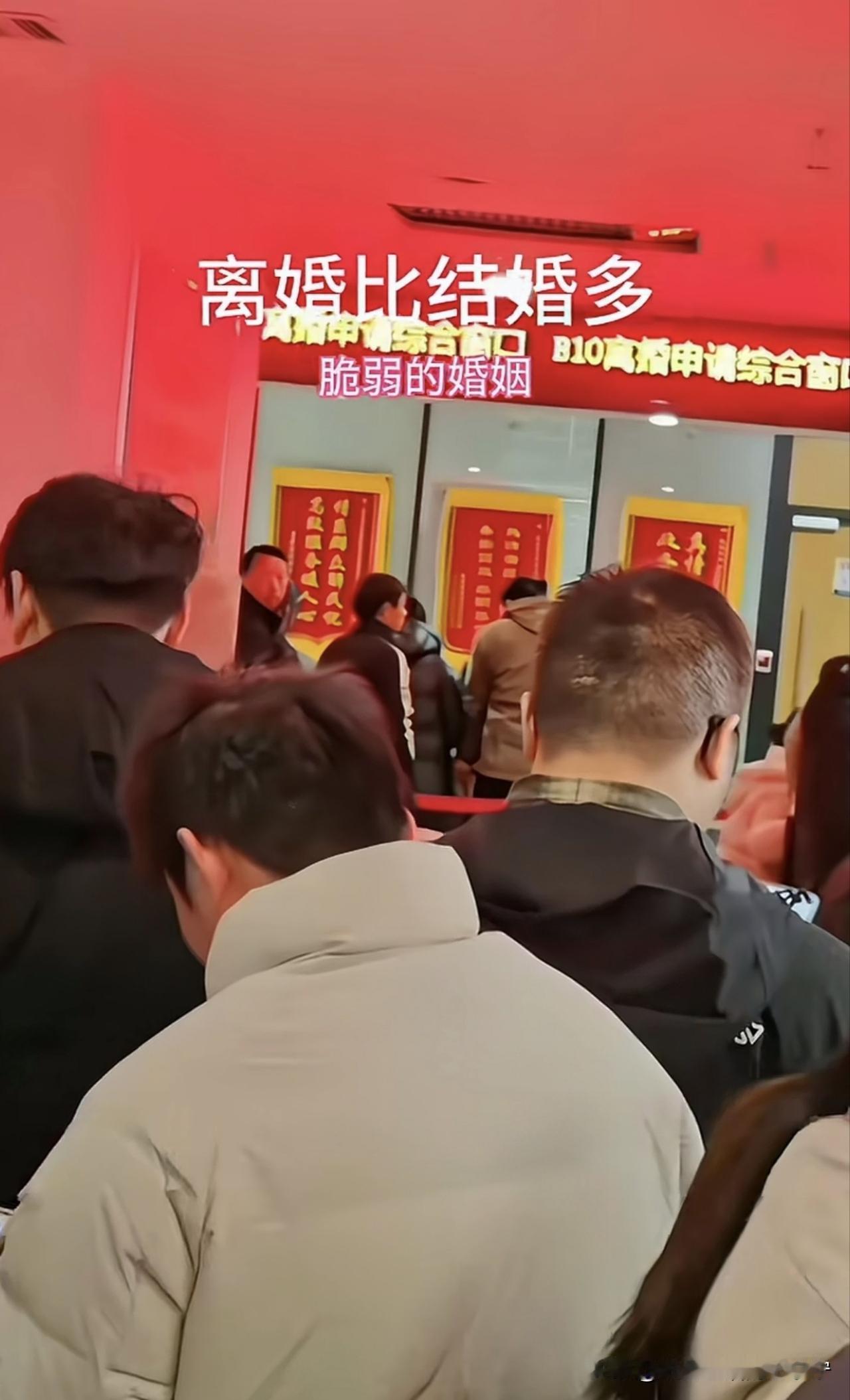 大年初八正式上班以来，民政局的离婚窗口就忙得热火朝天。据工作人员说，比平常的月份