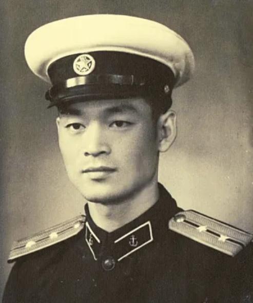 1948年，19岁男孩闯进军区大院大声呼喊：首长，请帮我找爸爸，他到底是谁19