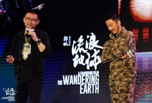 那年，《流浪地球》导演郭帆请吴京喝酒，倾诉自己的不易，吴京听后眼泪婆娑，他说：兄