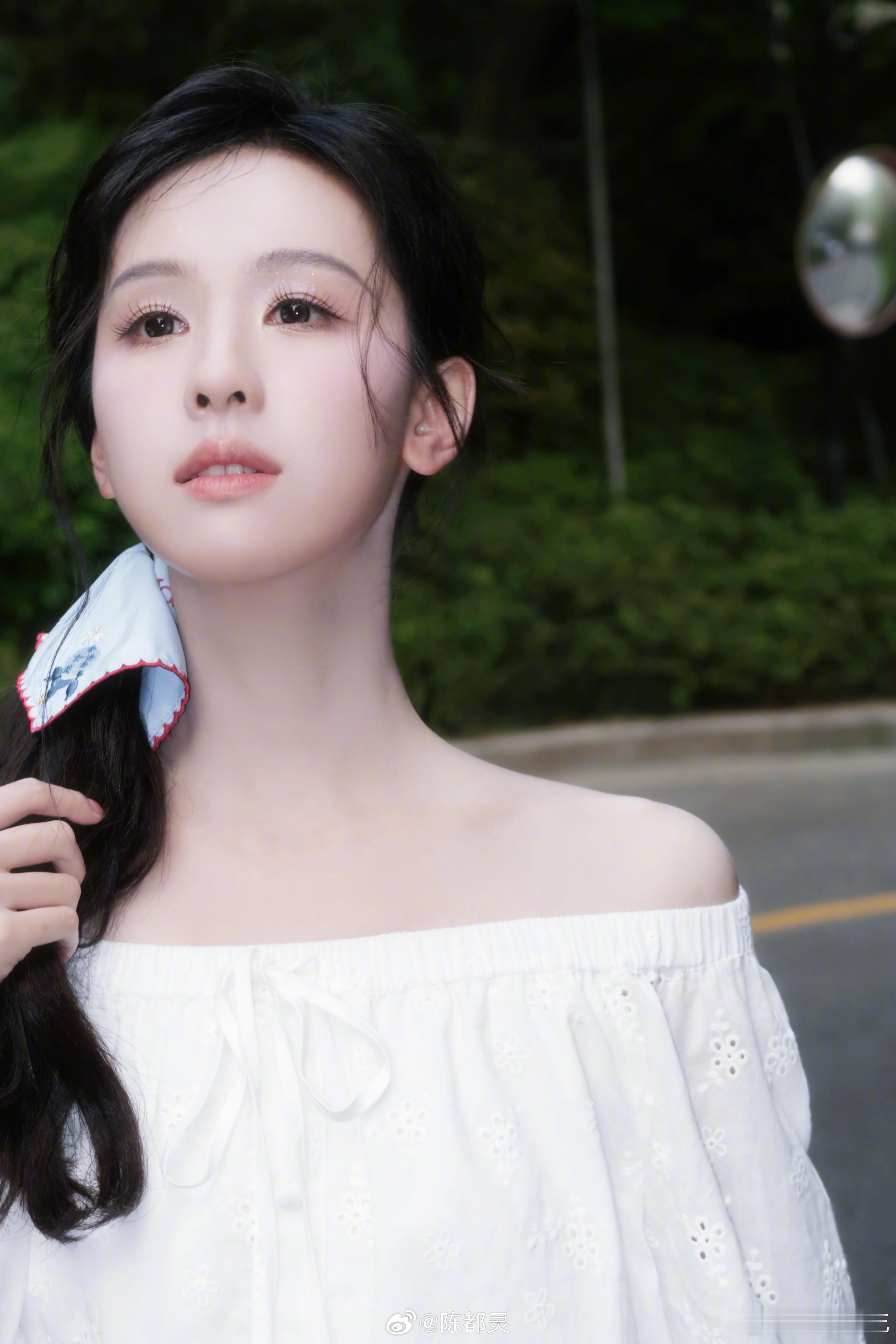 陈都灵散步plog陈都灵：一起散散步吧嘟嘟怎么这么美啊
