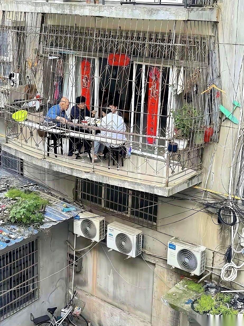 养了二十七年的儿子，研究生，公务员，全村的骄傲。最后，我硬是把他养成了别人家丈