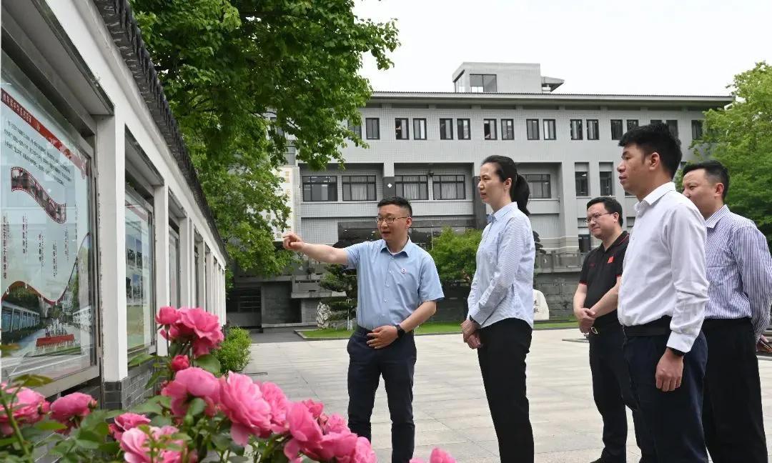 周苏红昨日到杭州学军中学调研，46岁的她依然朝气蓬勃、青春洋溢的模样。作为中国女