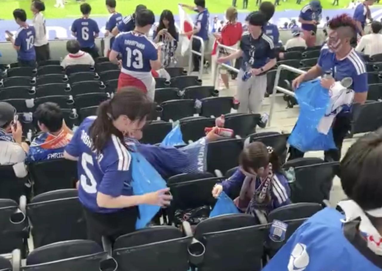 翻车了！欧美网民质疑日本球迷捡垃圾：为什么不一开始就不扔呢？ 世界杯赛场上，