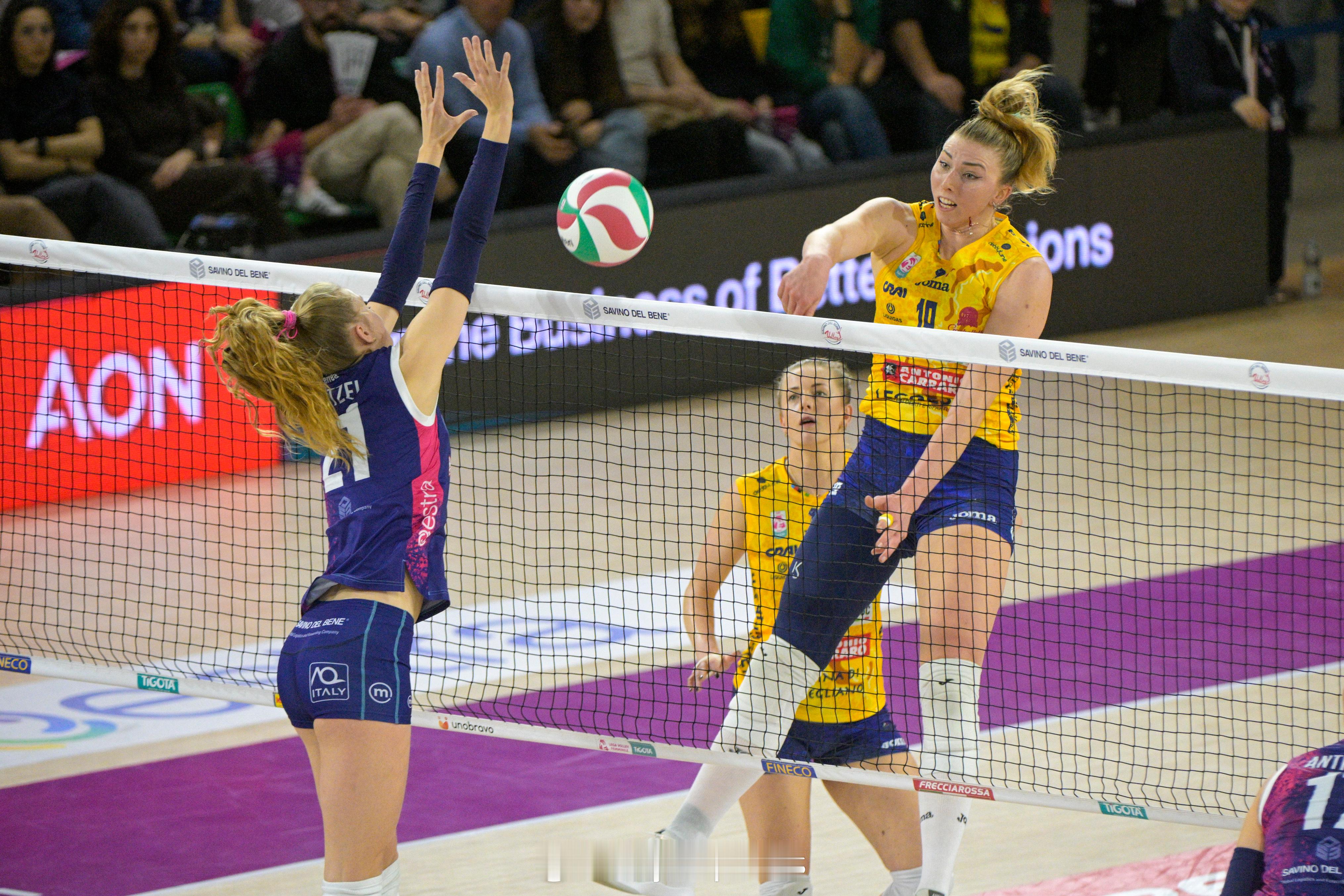 【首局43-41科内3-0斯坎迪奇朱婷17分哈克27分】中国排球留洋动态国际排