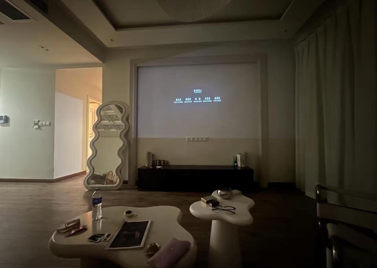 男朋友发的民宿照片大家可以帮忙看一下吗？男朋友说出去玩，只有他一个人，但是发来