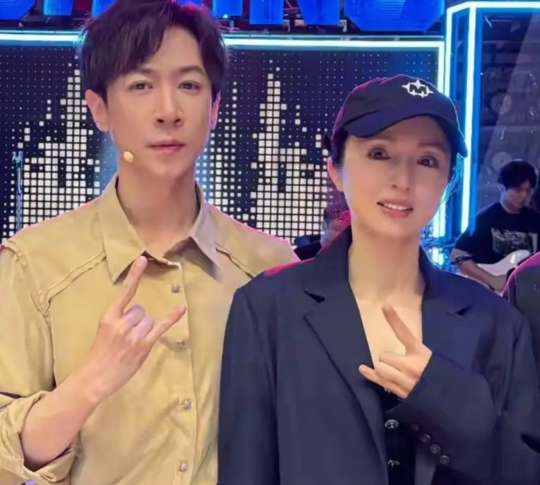 恭喜！女明星董璇被曝二婚，男方疑似是小她几岁的张维伊。自从经历上一次失败的婚姻