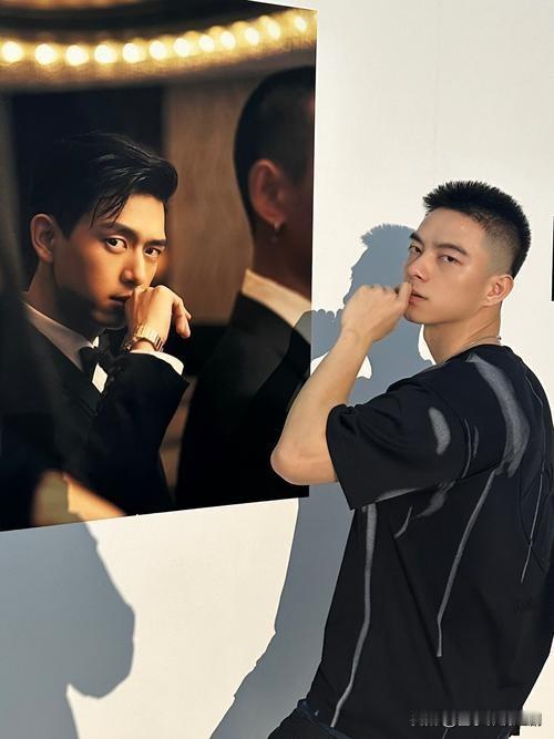 李现“与己同框”，解锁奇妙合影新玩法近日，李现分享了一张特别的合影，画面里竟